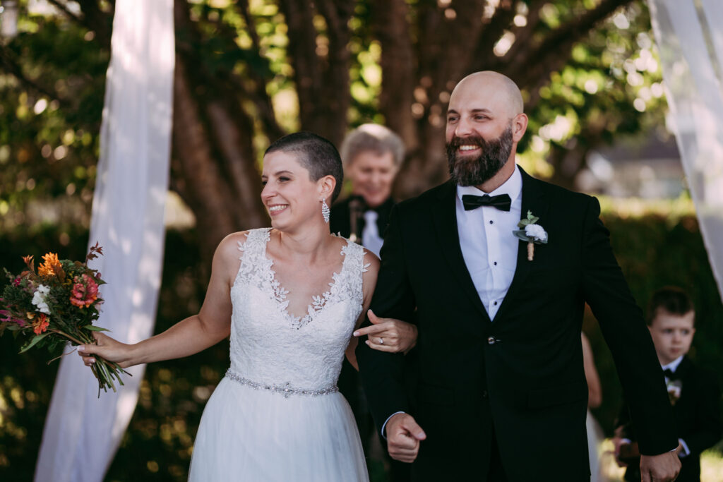 mariage femme heureuse qui sourit en marchant avec son mari