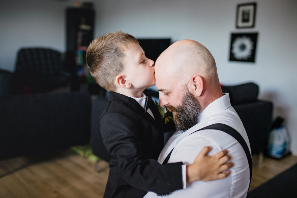 Homme et son fils, mariage