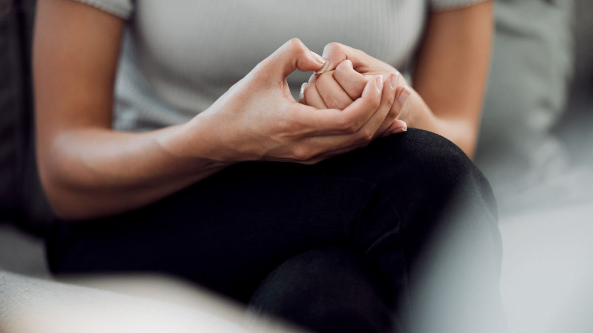 Femme anxieuse qui joue avec ses ongles