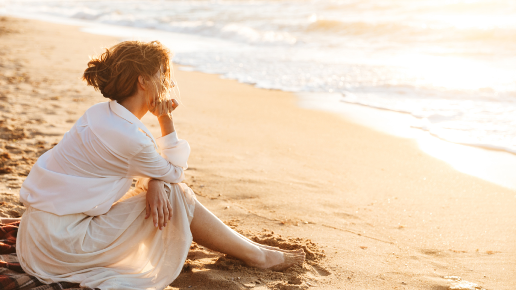 Femme assise devant la mer