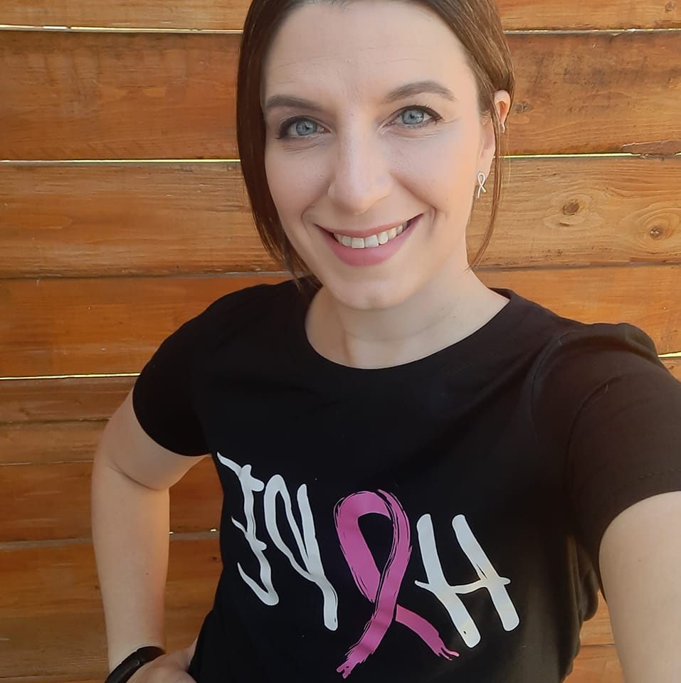 femme avec un chandail écrit hope et une boucle du cancer