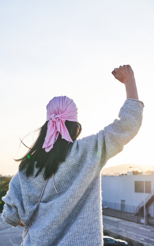 femme qui a son bras levé pour montrer sa force