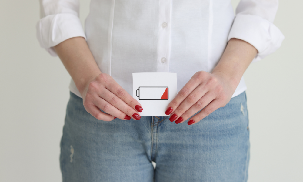 femme avec image d'une batterie vide